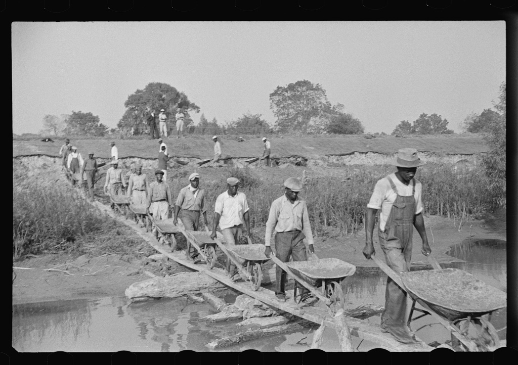 Levee workers, Louisiana, 1935. Image: Library of Congress